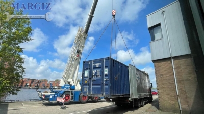 Rozładuunek kontenera narzędziowego w miejscu nowego projektu w Holandii